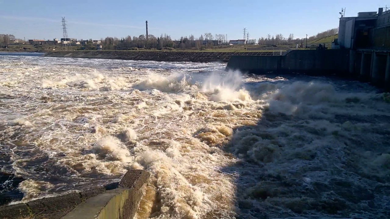 Сброс воды в волге