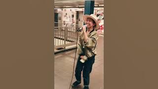 【高橋あず美】 NYの地下鉄でBeyonceのListenを歌う。