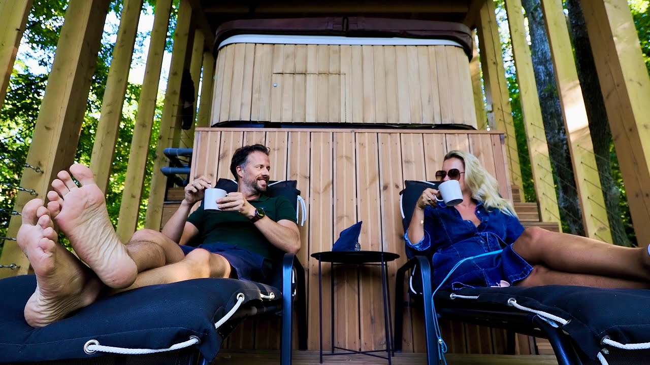 FELKÖLTÖZTÜNK egy 10 méteres erdei FAHÁZ tetejére!