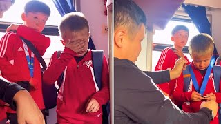 Мальчик потерял медаль и расплакался, тогда тренер отдал свою, чтобы поддержать юного спортсмена!