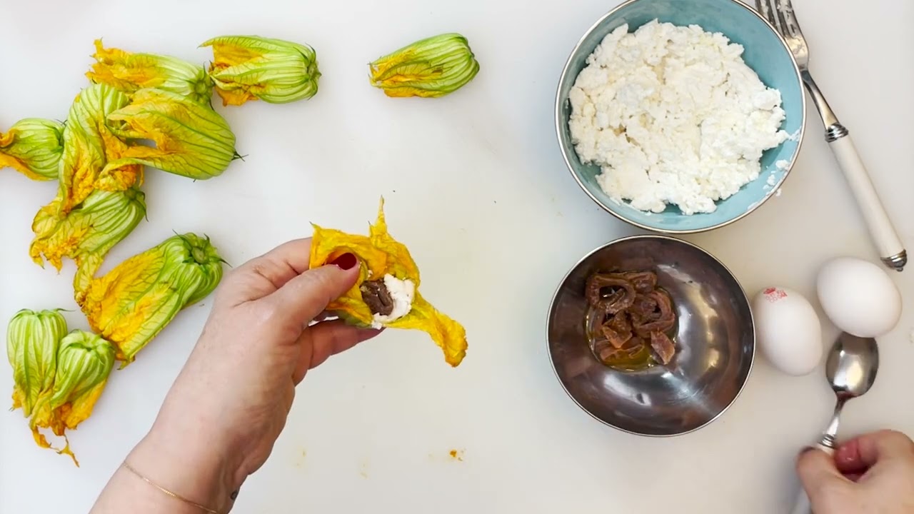 Favolosi: I fiori di zucca al forno con ricotta e alici