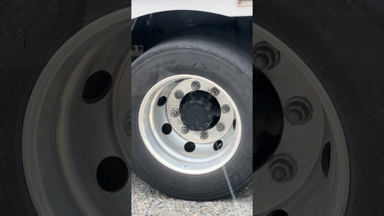 大型トラック撮影中このタイヤはドライバーさんから見たら大丈夫なんかなあ💦#トラック #automobile