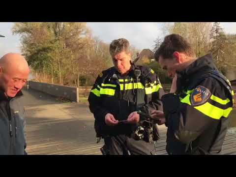 Video: Dakloze Politie-video Over Scheren Gaat Viraal