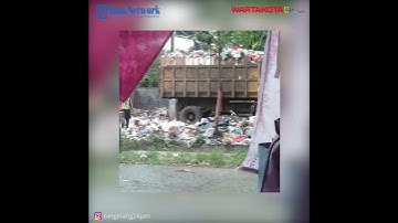 Sampah Menggunung Di Pinggir Jalanan