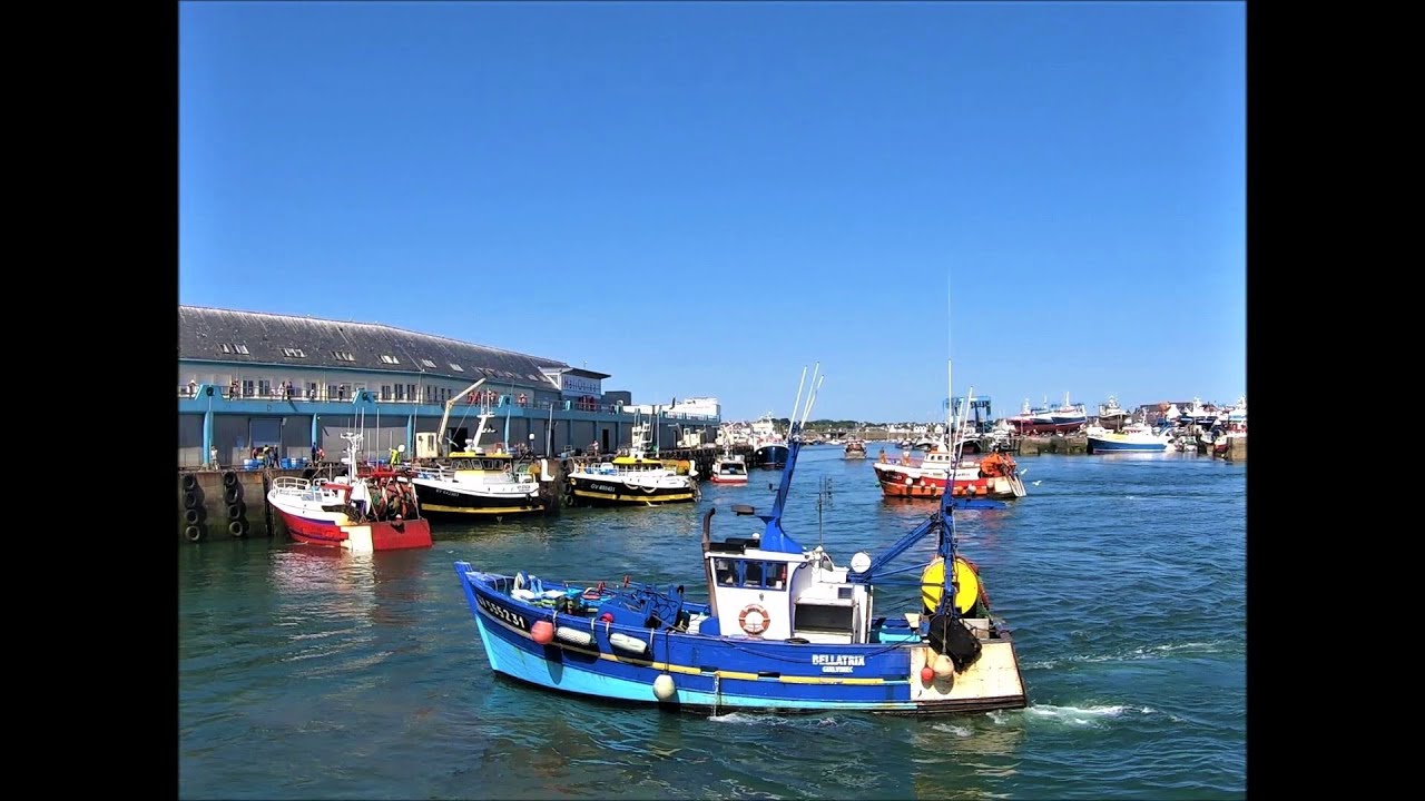 LE GUILVINEC:  Retour des bateaux de pêche  漁船の返還  return of fishing boats