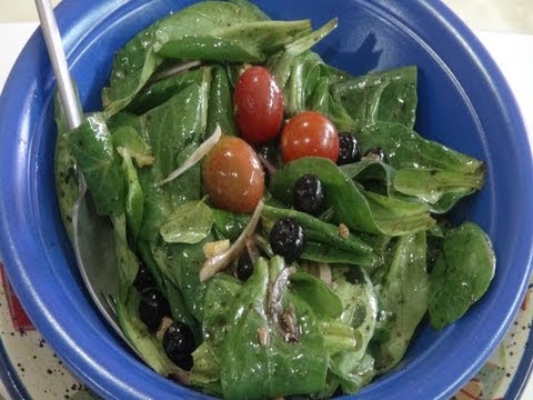 How to Make a Spinach, Blueberry & Walnut Salad