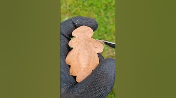 Carving a leaf pendant out of wood #woodcarving #carving #whittling