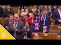 Und plötzlich singen sie - EU-Parlament verabschiedet Großbritannien