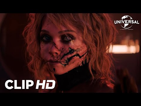 Clip en español - M3GAN vs. AMELIA