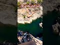 شبيه طرزان يقفز في الماء شبيه طرزان يقفز في الماء
