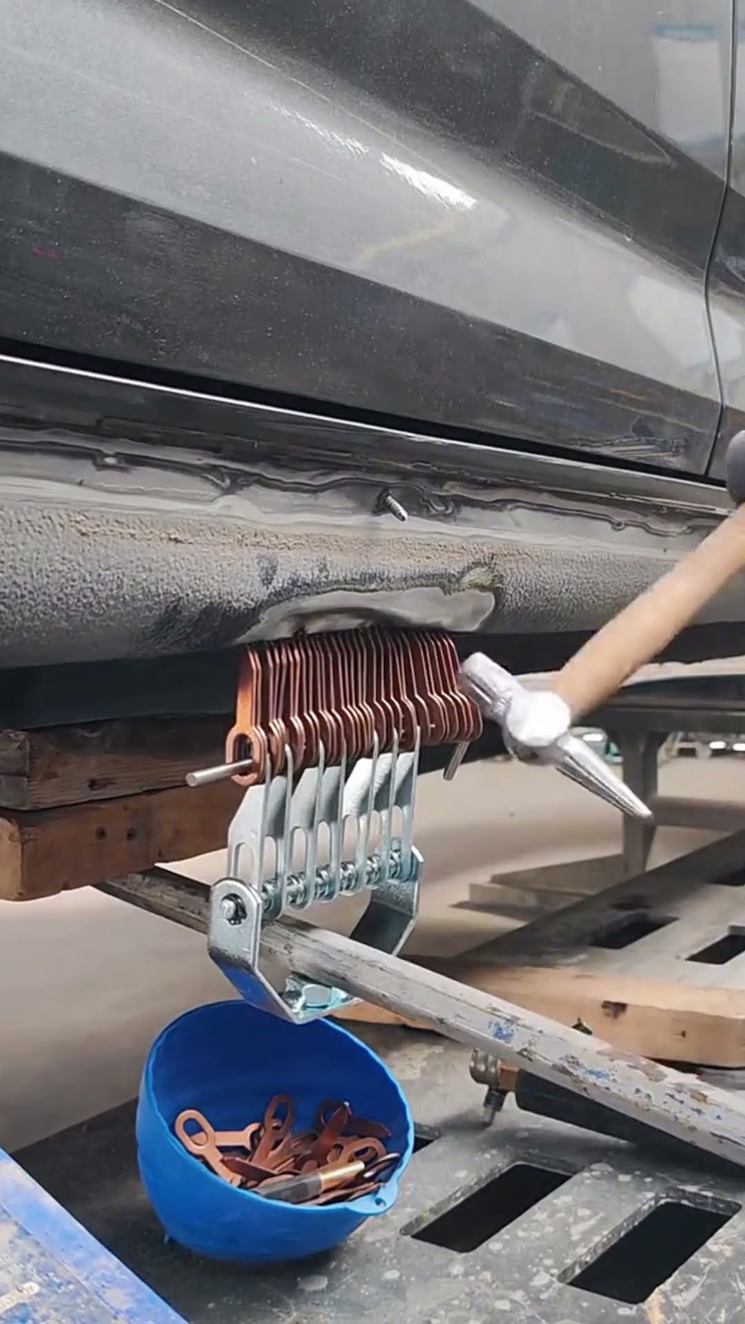 Pull claw to correct dented door process- Good tools and machinery make work easy