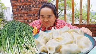 苗大姐野外挖小根葱，拌起猪肉包饺子，一口气吃了32个，太能吃#饺子
