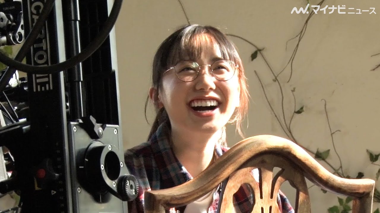 芦田愛菜、スタッフからのツッコミに爆笑！メガネをかけた大人な表情にも注目　「サントリー天然水」新CM＆メイキング映像公開