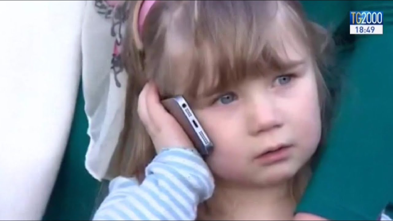 Gran Bretagna, bambina di tre anni chiama i soccorsi e salva la mamma incinta