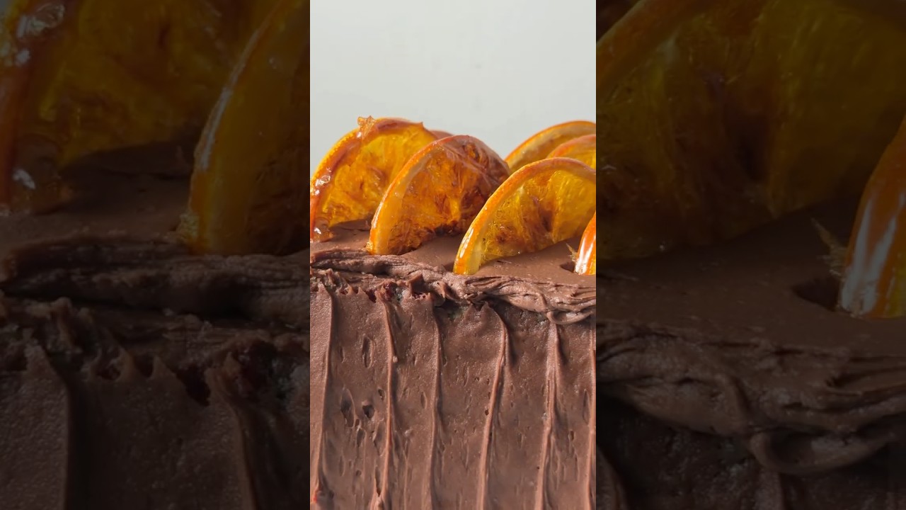 Торт «Фанфетти» с начинкой из апельсинового курда, шоколадным кремом и засахаренными ломтиками ап...