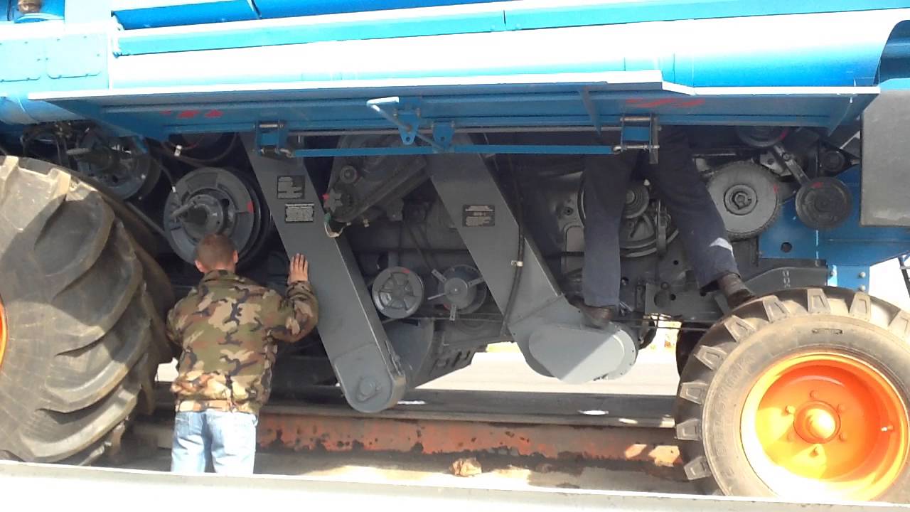 Зерноуборочный комбайн Агромаш 3000-111А - YouTube