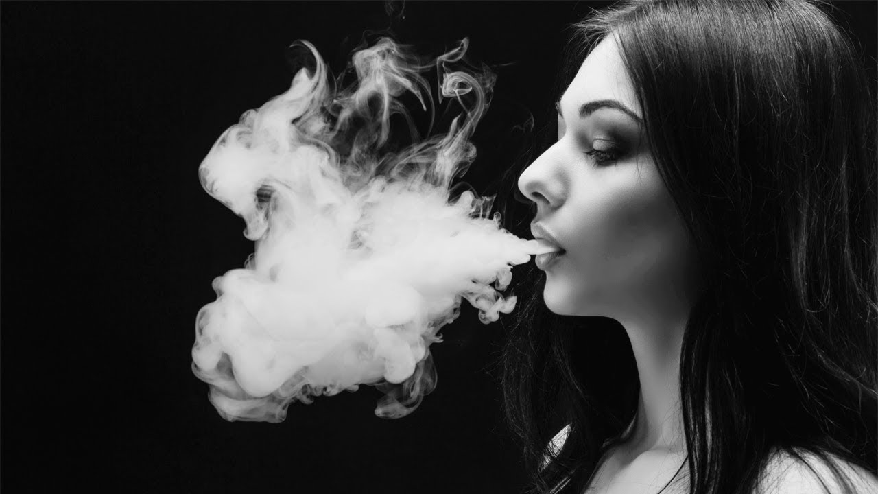 девушка в дыму. выгоревшее поле. дымка в поле. осень дым. в поле дым минус.