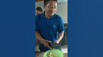 Đầu bếp làm món chẻo chấm. Món ăn của người dân tộc Thái