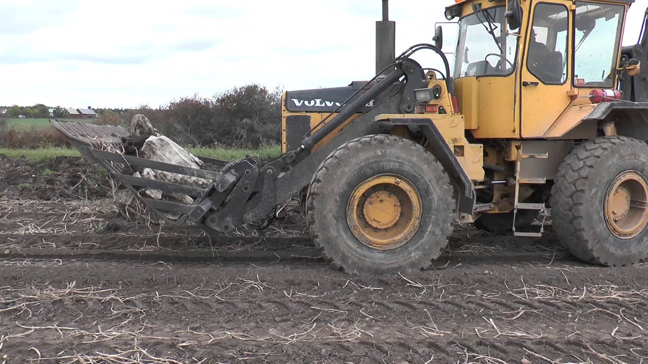 Picking stone with a Volvo BM 6300 in a field in 2013