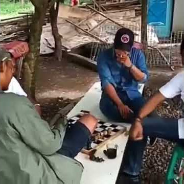 vidio lucu main catur di kagetin#jamin ngakak abis😀😀😀