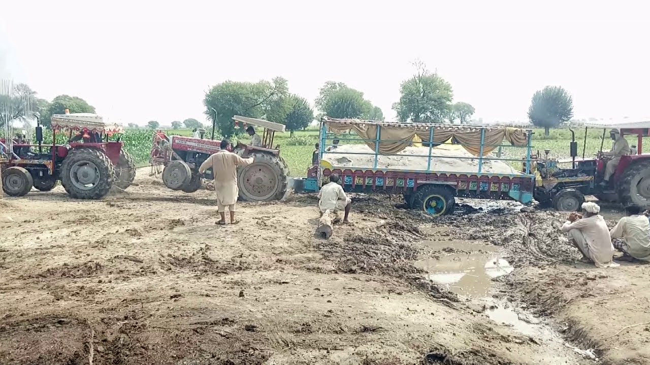 For 4 Wheeler Trala Ret ka Bhara hua kale mein Stuck 3 Tractors Massey