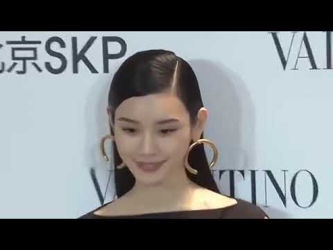 奚梦瑶答应何猷君求婚后首晒照 造型大胆性感女王范十足