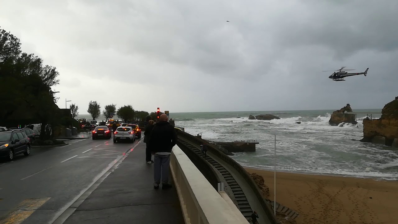 Biarritz : un important déploiement des secours pour sortir un nageur de l'eau