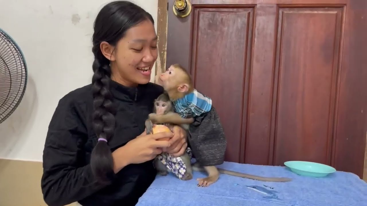 O0ps..!! mIss Jasmine tri to be a funni face to warm & comfort mom