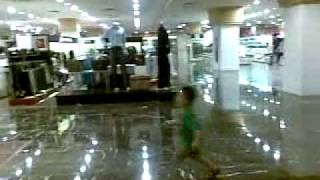 100313_facial gazing in shopping mall.wmv