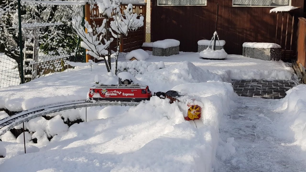 Schneeräumung auf der LGB Gartenbahn im harten einsatz :-)  04.02.2019
