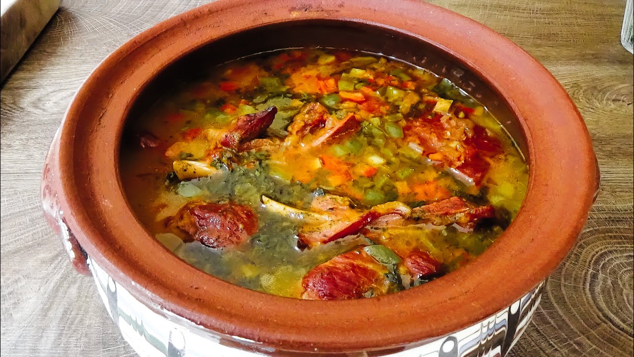 Фасоль с копчеными свиными ребрышками в глиняном горшочке. Необыкновенно вкусно!