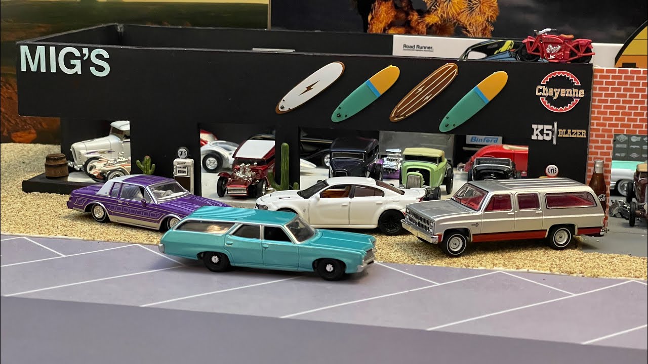 New! | Greenlight '81 Suburban | Custom Auto World '70