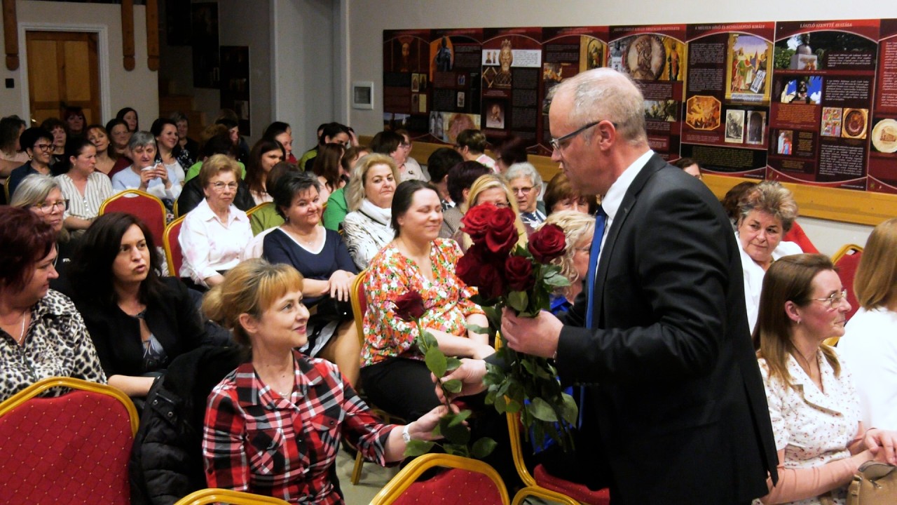 NŐNAP ALKALMÁBÓL VIDÁM MŰSORRAL KÉSZÜLTEK A FÉRFIAK JÁSZSZENTLÁSZLÓN