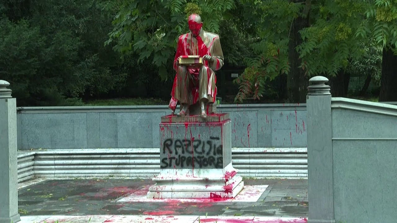 En Italie, la statue d'un célèbre journaliste accusé de racisme dégradée à Milan
