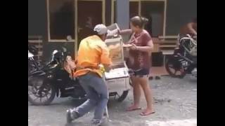 Kelakuan Tukang Rujak Ini Bikin Ngakak