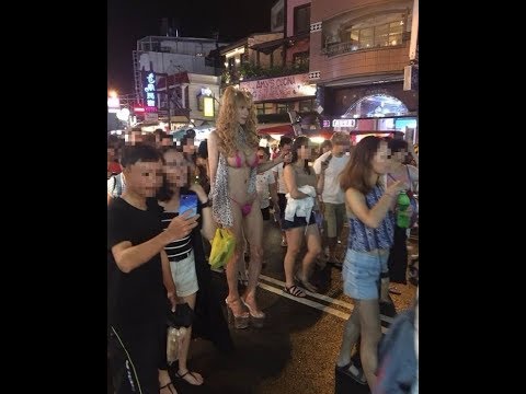 墾丁大街出現「巨乳辣妹」？民眾爭相拍照