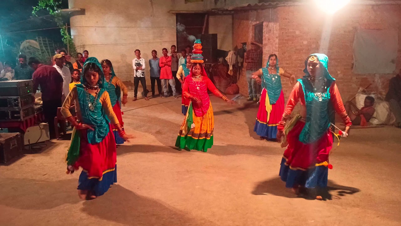 भूड़ाई गांव मे होली मिलन  मे देवभूमि थारू  सांस्कृतिक विकास समिति द्वारा झिझी नित्यजरूर देखे