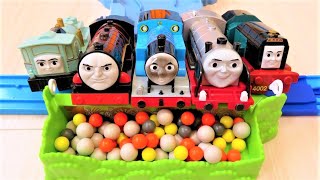 きかんしゃトーマス、マーリン、ハリケーン、フランキーとレキシーがプラレールのぐるぐるまわそう!石炭ホッパーセットで遊んだよ RiChannel