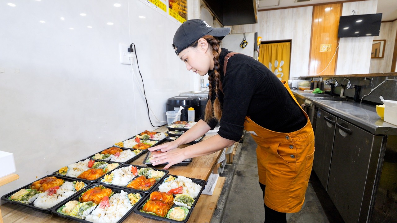 シングルマザー女将が作る腹パン飯！常連殺到のワンオペ営業に密着