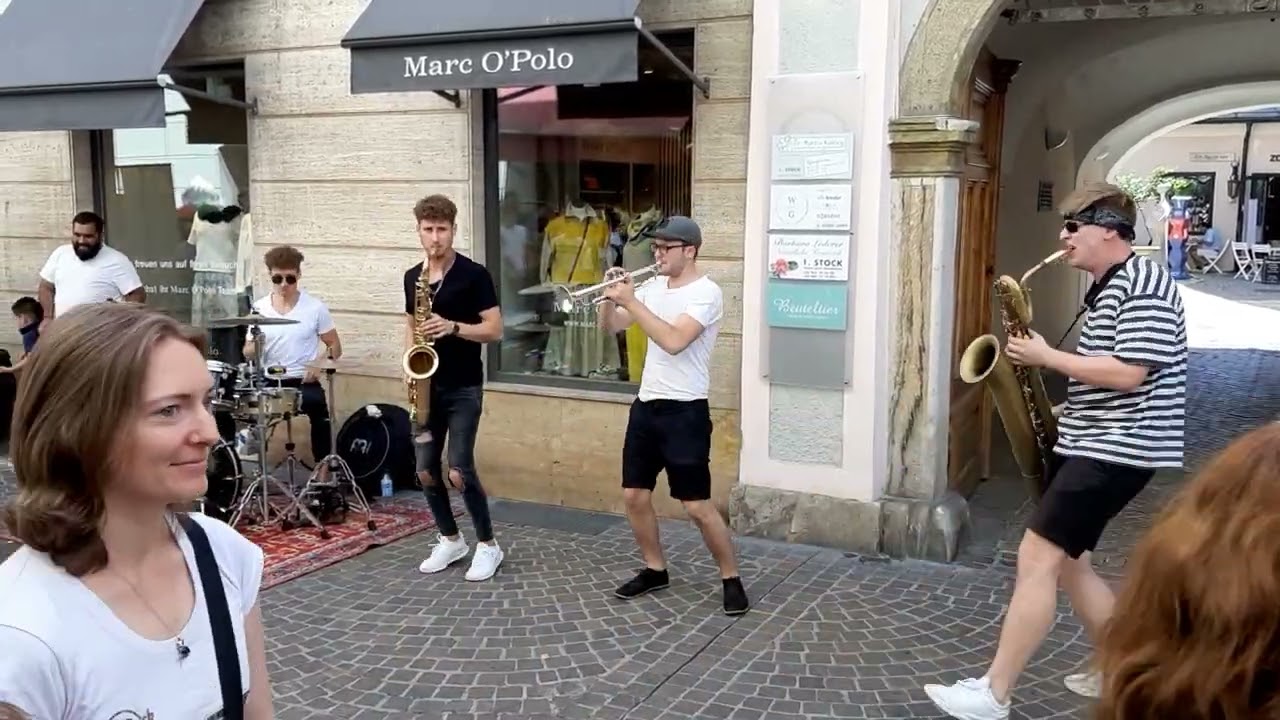 Großartig! Blowing Doozy heizen die Klagenfurter Fußgängerzone ein.