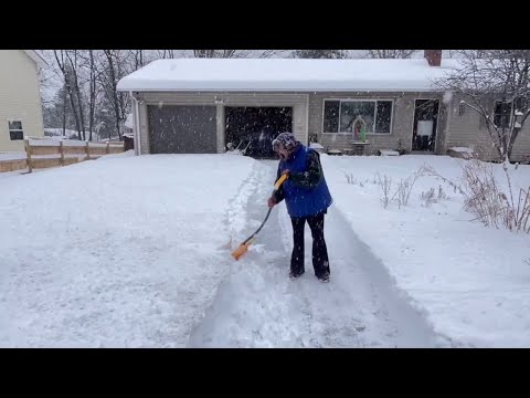 Mount Pocono residents digging out after Saturday's snow - YouTube