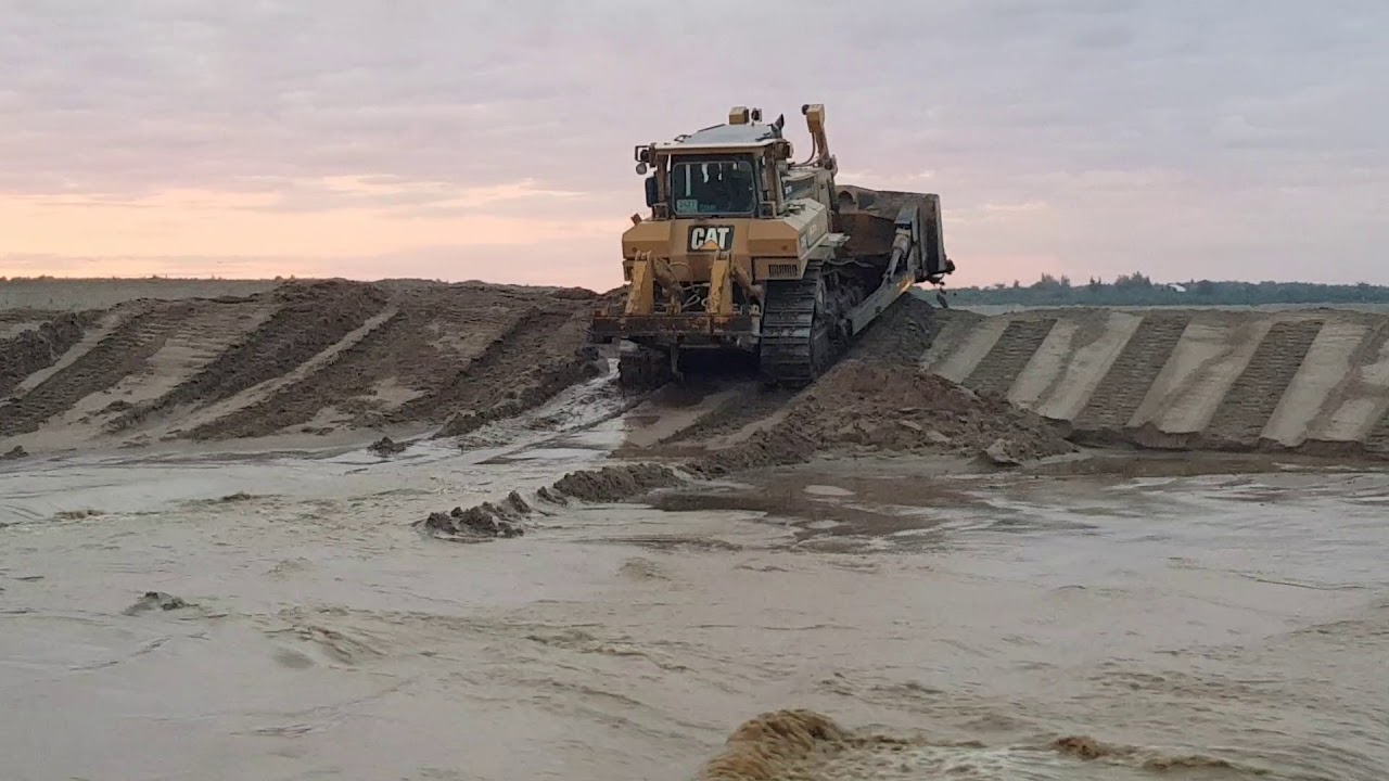 Cat D7R dozer pushes sand. Dregder