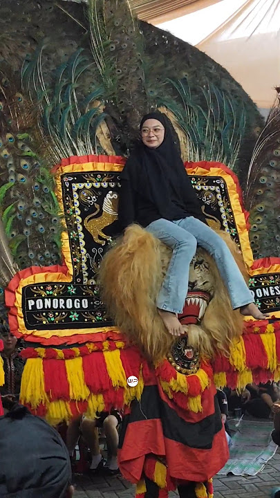 WANITA CANTIK NAIK REOG SAMPAI HISTERIS #shorts #shortsfeed #viralshorts #reog