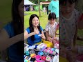 妈妈带小朋友来露营地玩,小朋友一下子就被我的小摊吸引了,等得久都急哭了,旁边的家长也纷纷让小女孩先画,为了不让他们等太久,3分钟画一个爱心手环。很多人都觉得38画一个彩绘不值得,但美好的体验是可以记
