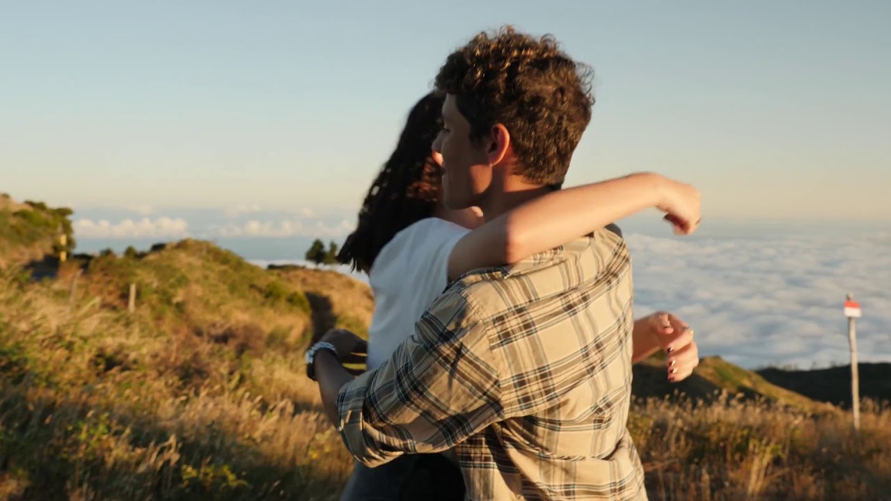 Video corto sin copyright | Amigos abrazándose durante la reunión