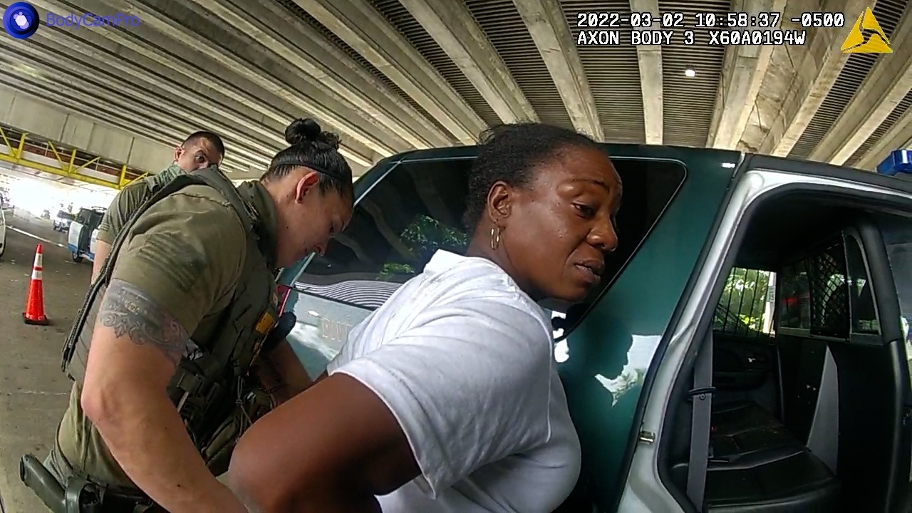 Хангри Карен нападает на бариста в аэропорту