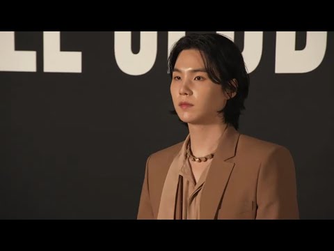 Video SUGA AT VALENTINO LE CLUB COUTURE #SUGA #BTS #yoongi... - youtube