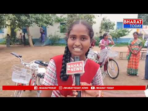 మల్యాల: మోడీ కానుకగా పదో తరగతి విద్యార్థులకు సైకిళ్లు పంపిణీ చేసిన కేంద్ర మంత్రి బండి సంజయ్