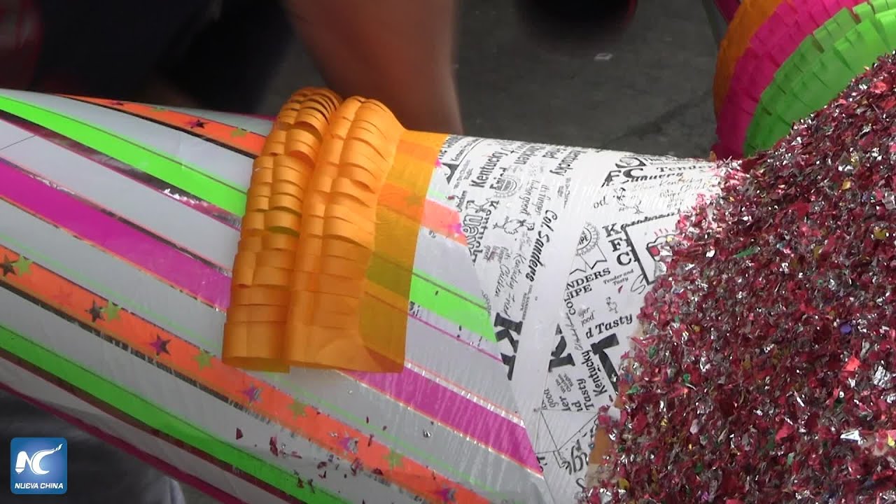 Entre cartón, color y desvelo, artesano de piñatas anima "posadas" decembrinas en capital mexicana