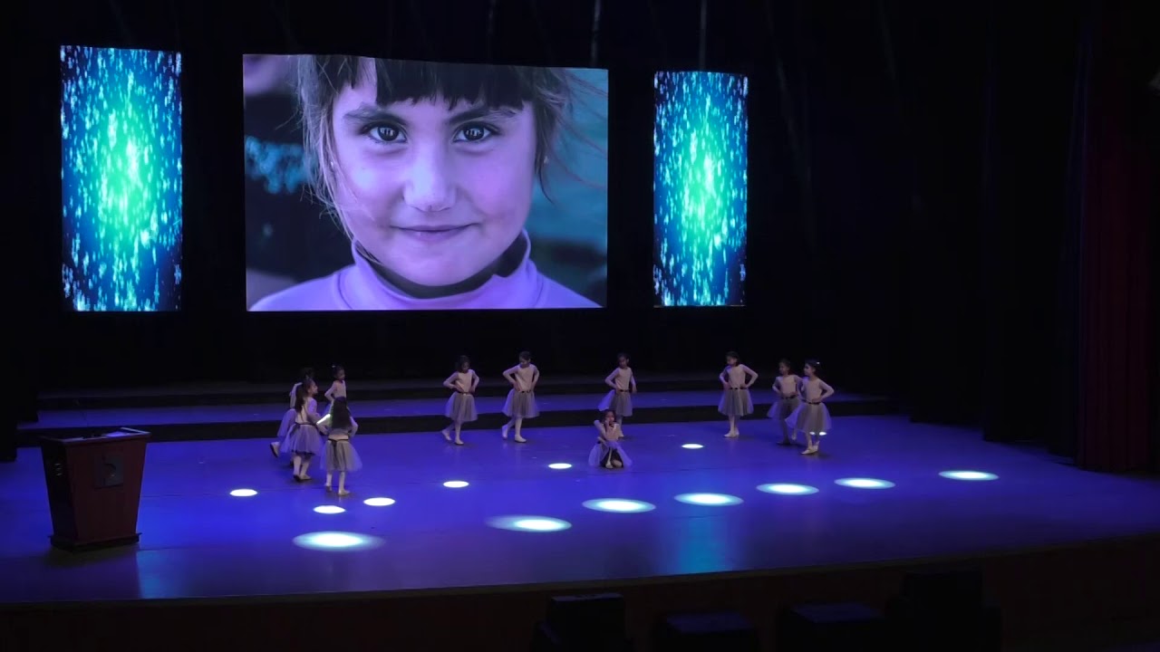 فقرة رقصة فتيات دار الرحمة لرعاية اليتيمات بعنوان رسالة على لسان طفلة لاجئة ضمن مهرجان دار الفكر